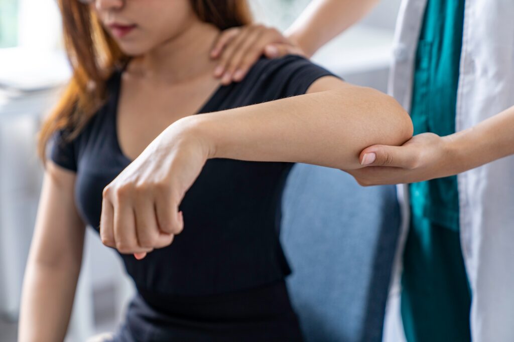 The doctor counsels the patient about pain in the muscles of the arms and elbows. office syndrome pr